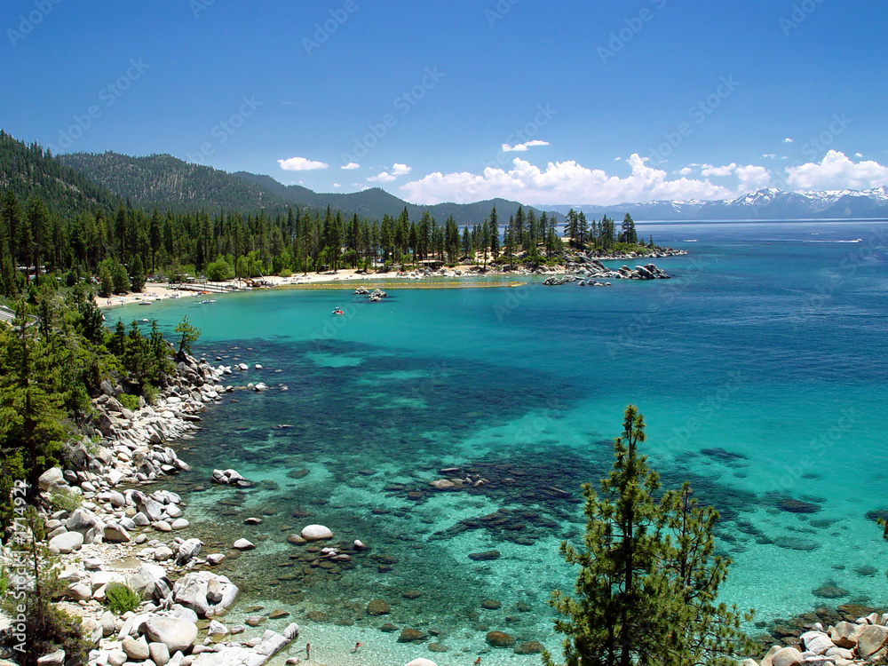 清澈的浅水，东岸的太浩湖海滩