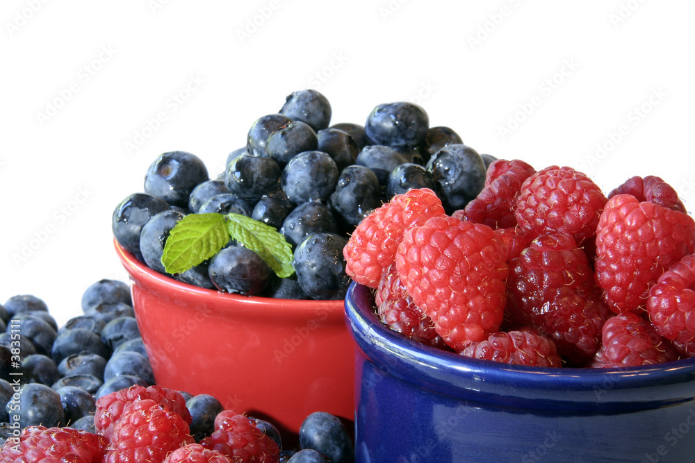 Raspberries and blueberries, water droplets visible at 100%.