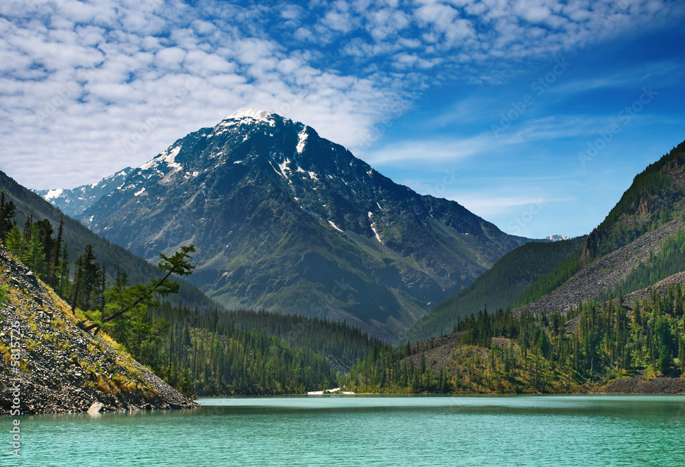 绿松石湖山景