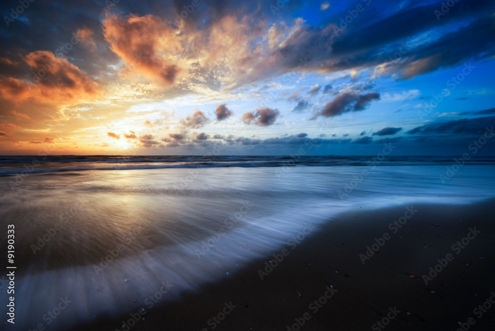 美丽的日落和海滩上的海浪