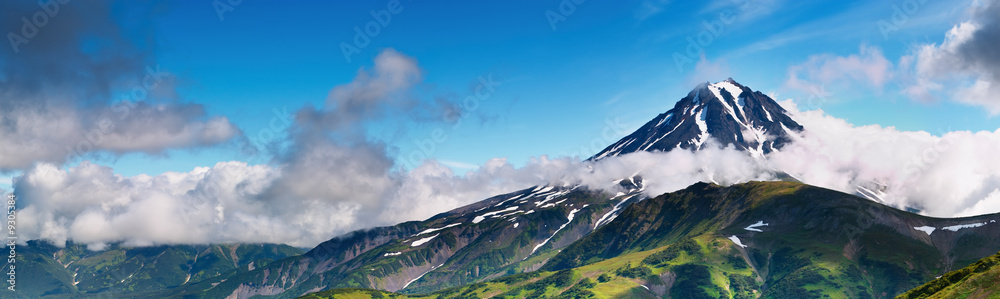 死火山和多云天空的山脉全景