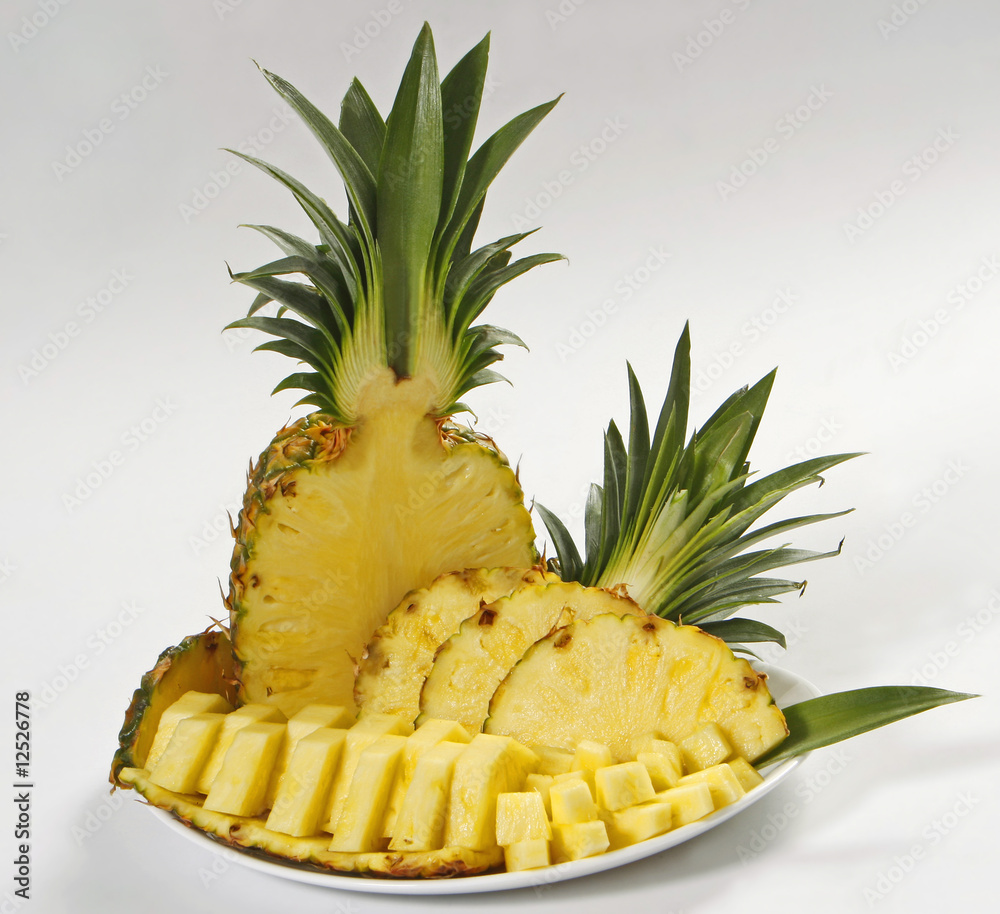 sliced pineapple