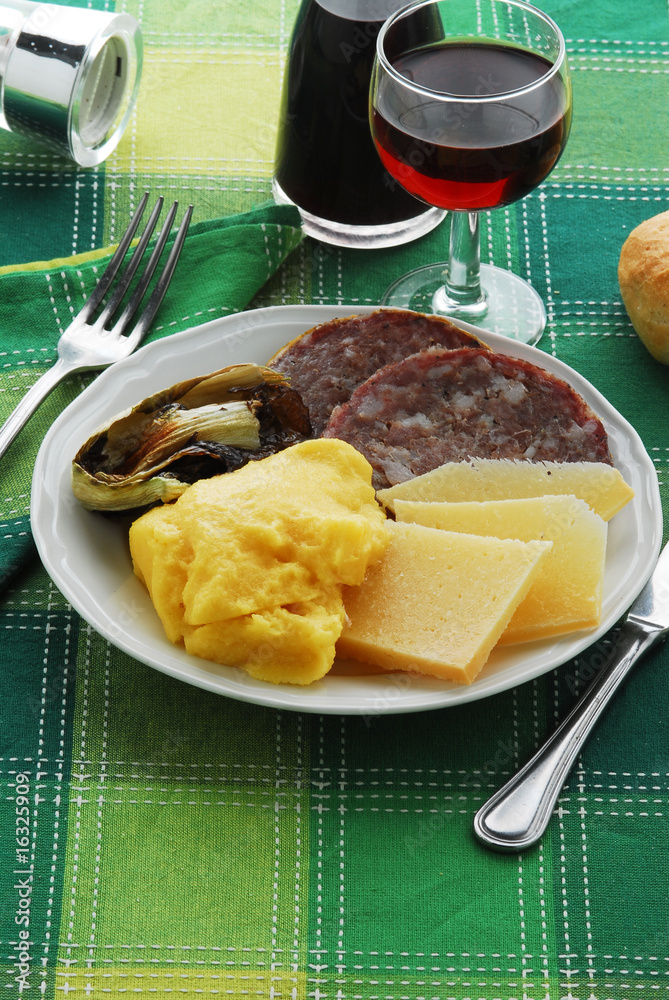 Antipasto di formaggio soppressa radicchio rosso e polenta