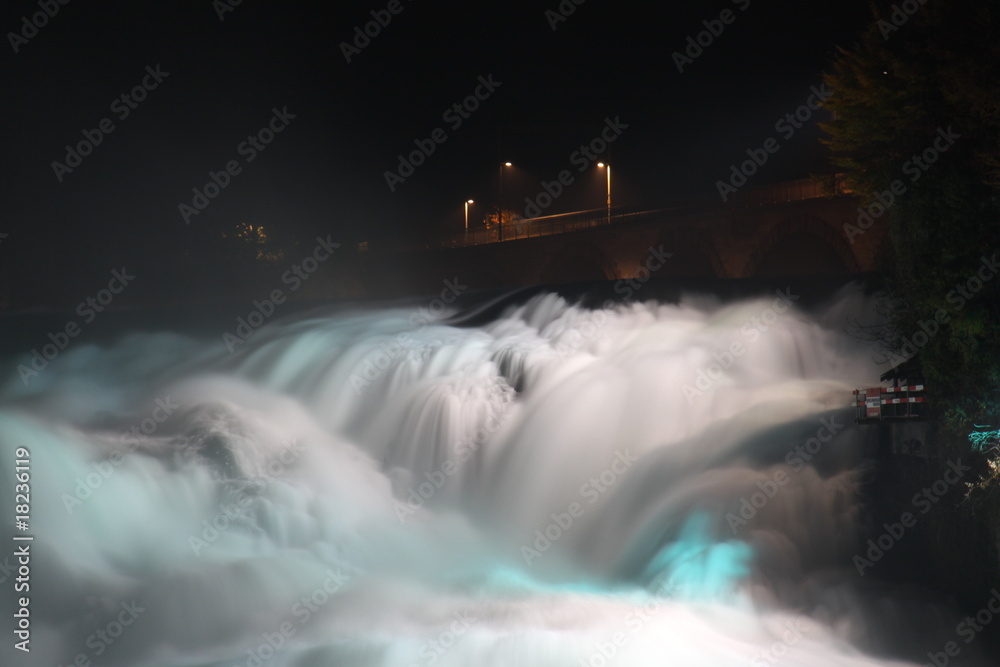 Rheinfälle in Schaffhausen in der Schweiz bei Nacht