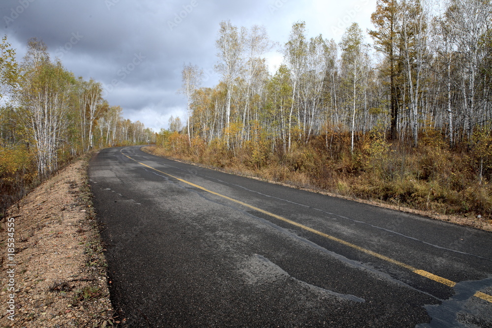 笔直的道路消失在远处