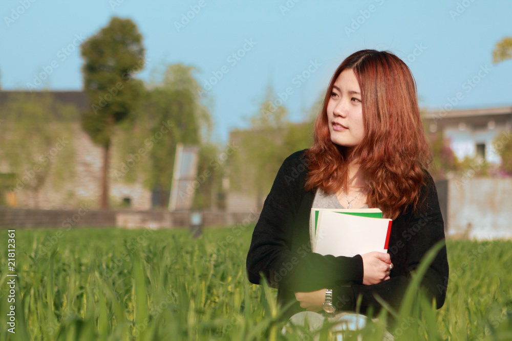 亚洲年轻女孩户外阅读