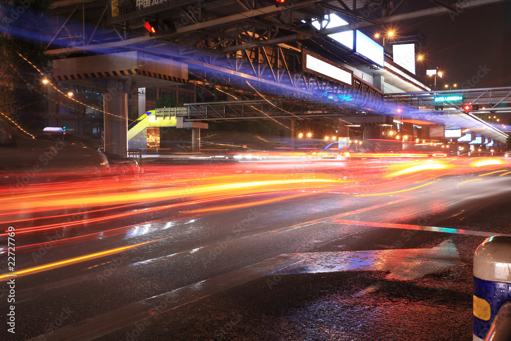 城市夜间交通视图。关注道路。