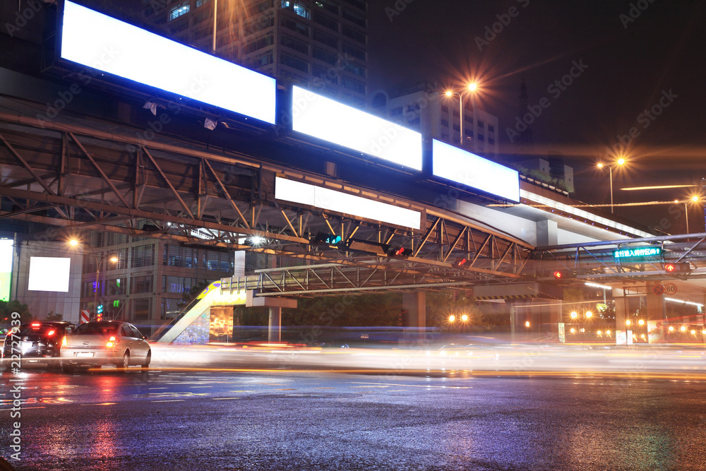 城市夜间交通景观。关注道路。