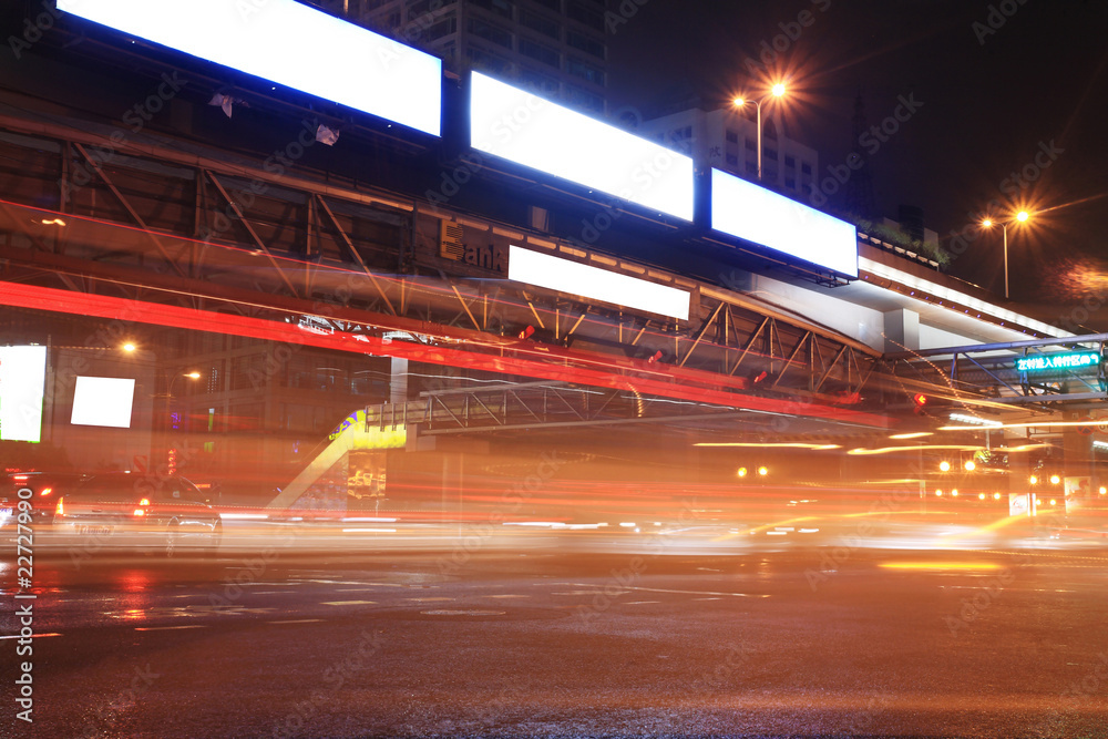 城市夜间交通视图。关注道路。