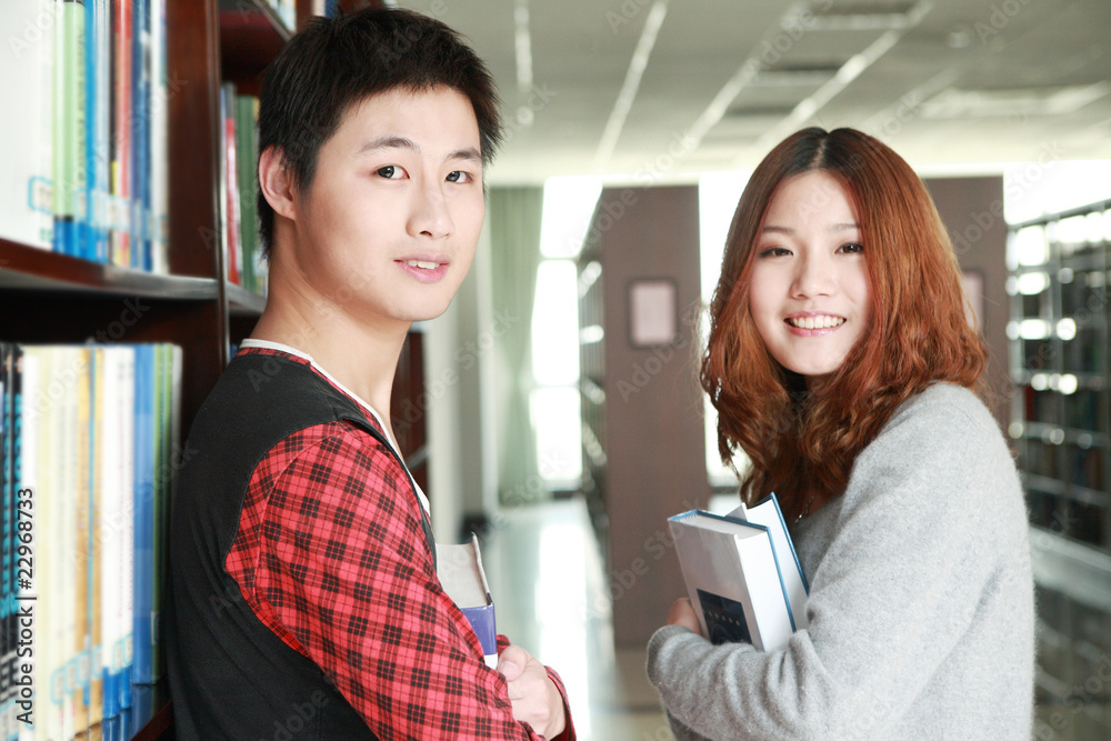 在图书馆学习的男孩和女孩