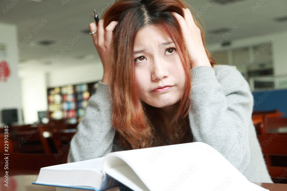 在图书馆学习的亚洲女孩