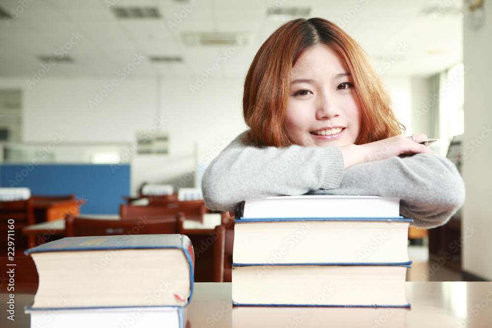 亚洲女孩在图书馆学习