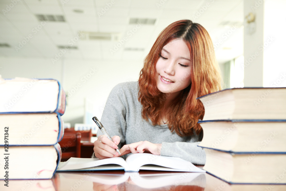 亚洲女孩在图书馆学习