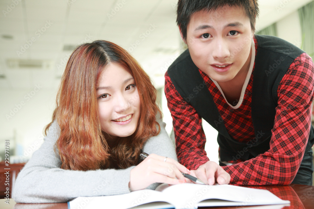 亚洲男孩和女孩在图书馆学习