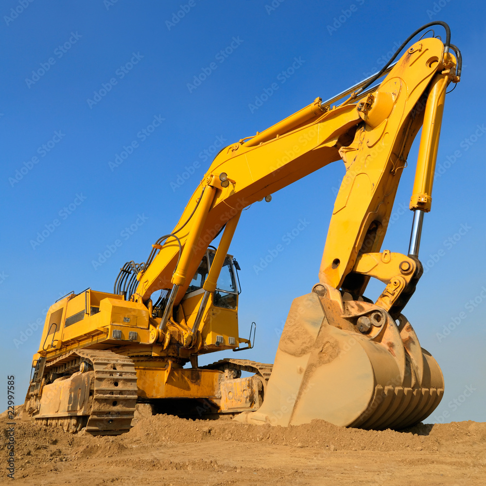 Massiver Bagger vor strahlend blauem Himmel