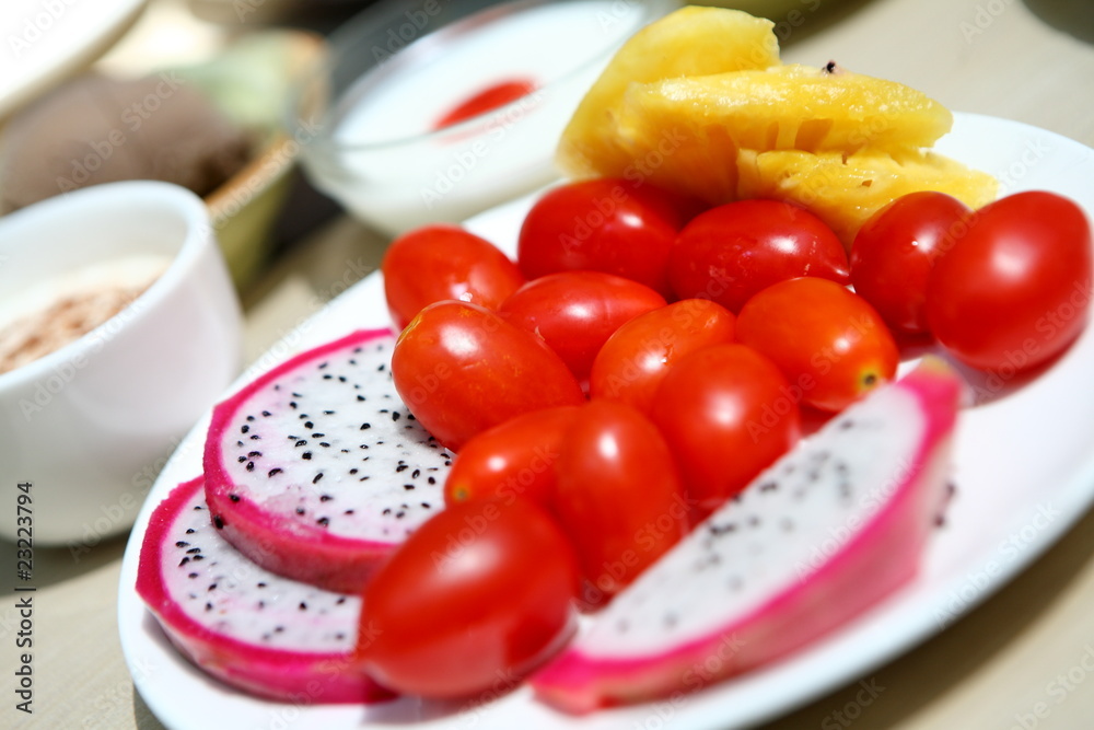 Cherry Tomatoes ¡¢dragon fruit and pineapple in the plate