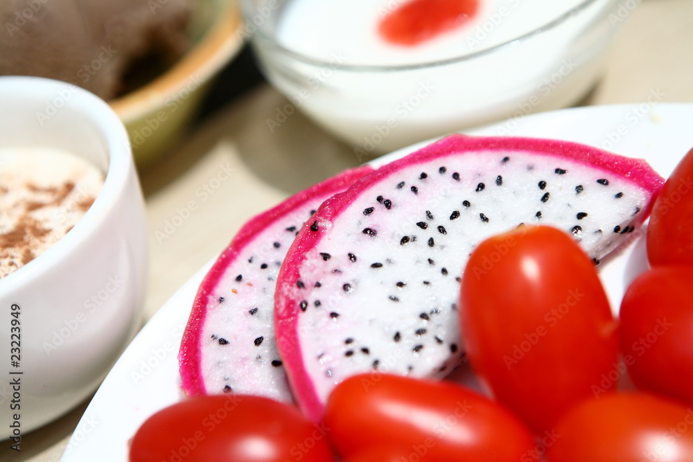 Cherry Tomatoes ¡¢dragon fruit and in the plate