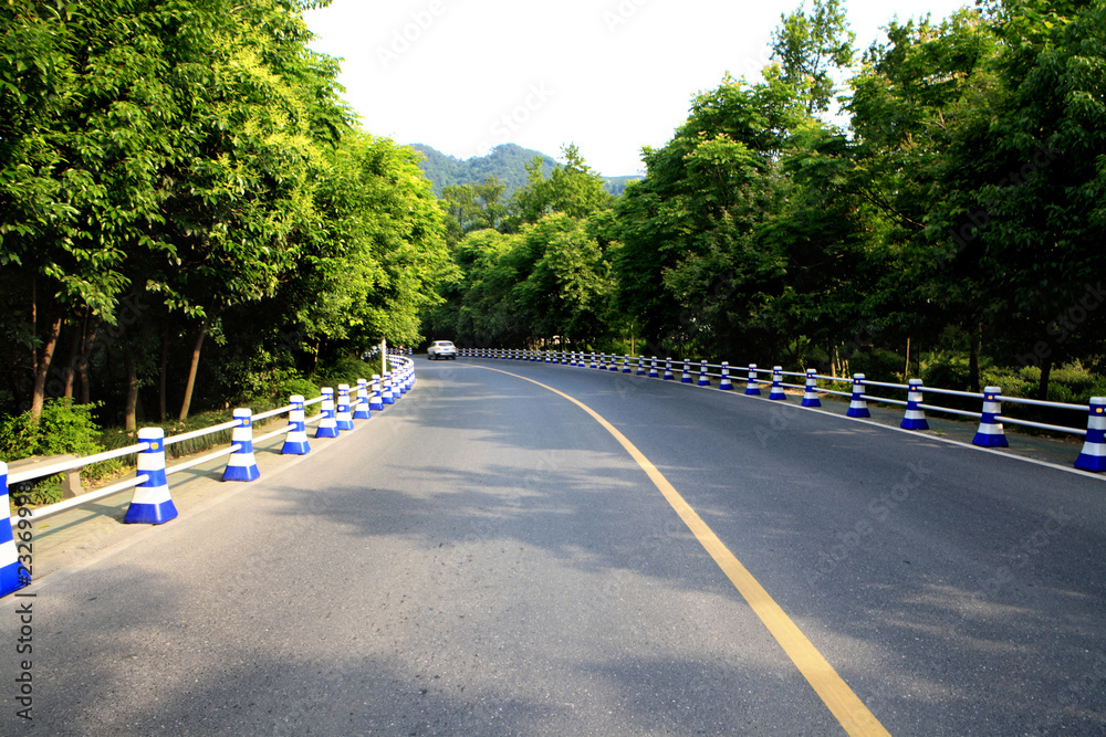 城市夜间交通视图。关注道路。