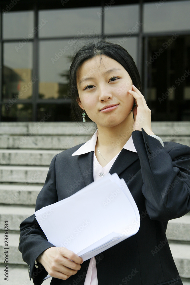 一位美丽的亚洲女商人拿着文件