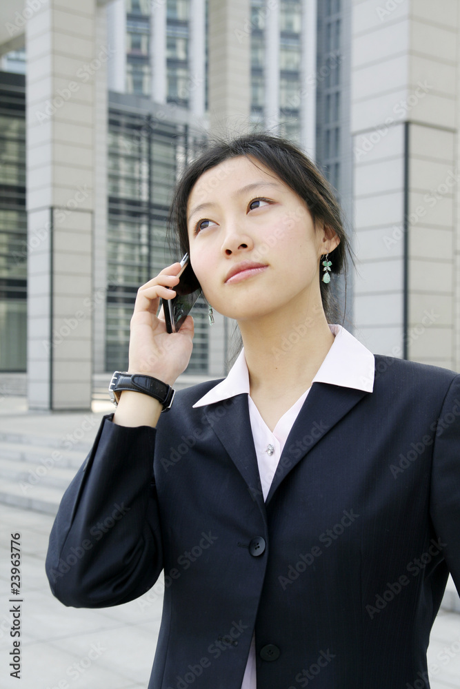 一位美丽的亚洲商务女性在打电话