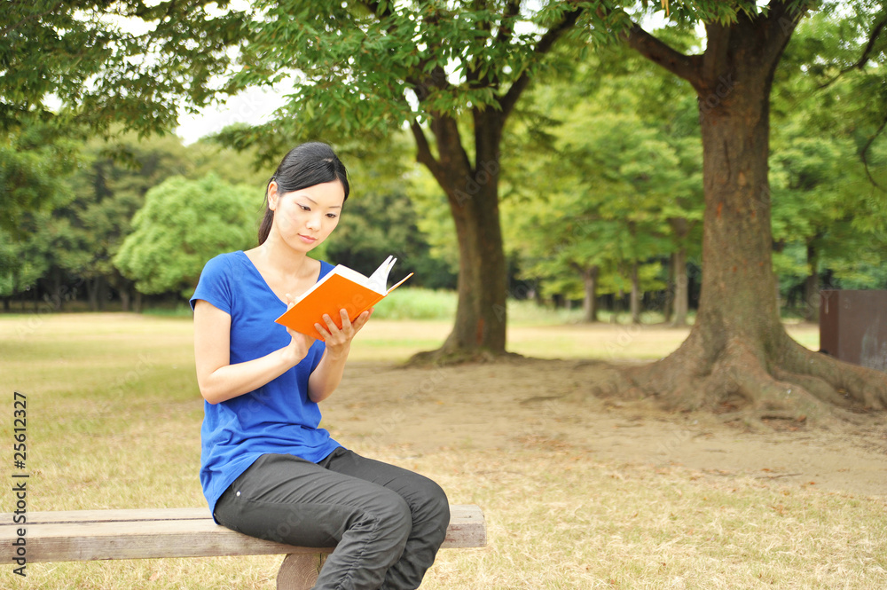 本を読む女性