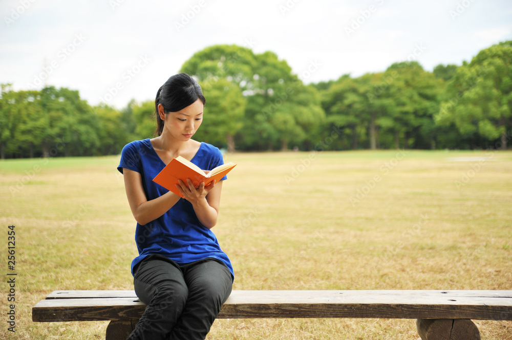 本を読む女性