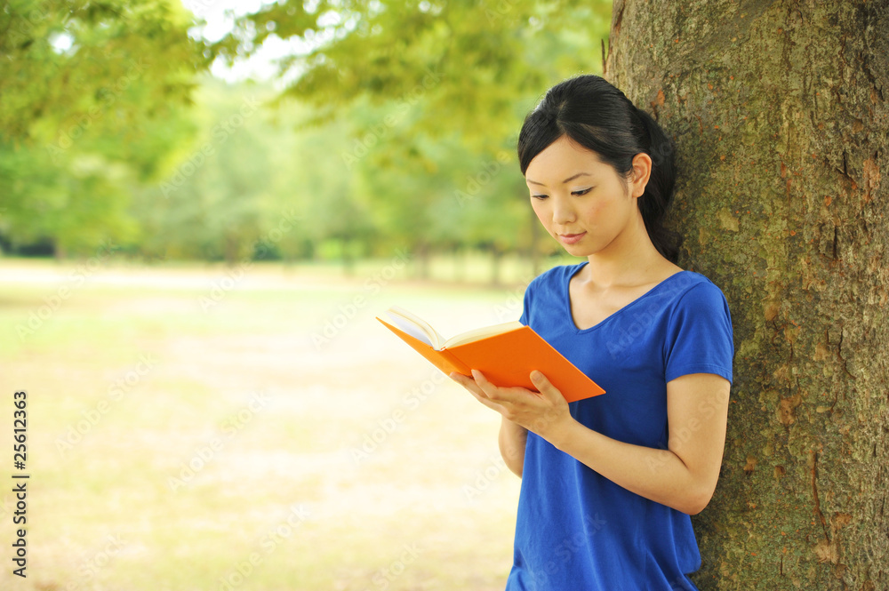 本を読む女性