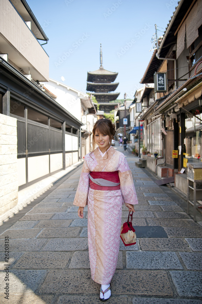 走在街上的日本和服女人