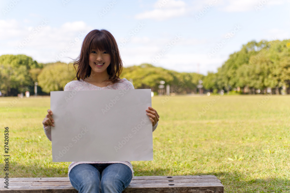 一幅年轻女子的画像上有一块空白的白板