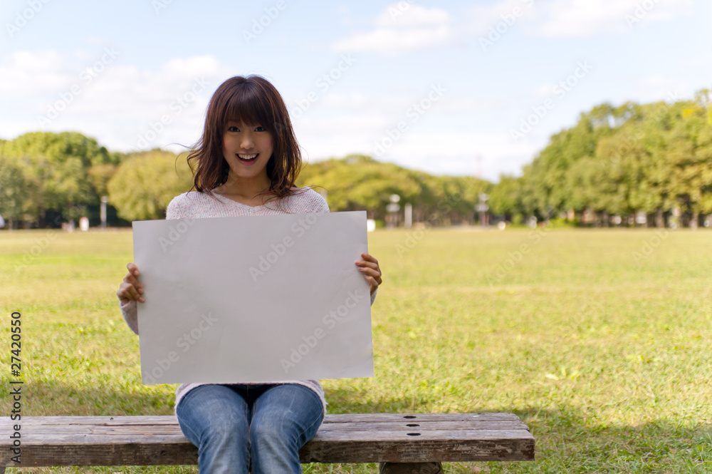 一幅年轻女子的画像上有一块空白的白板