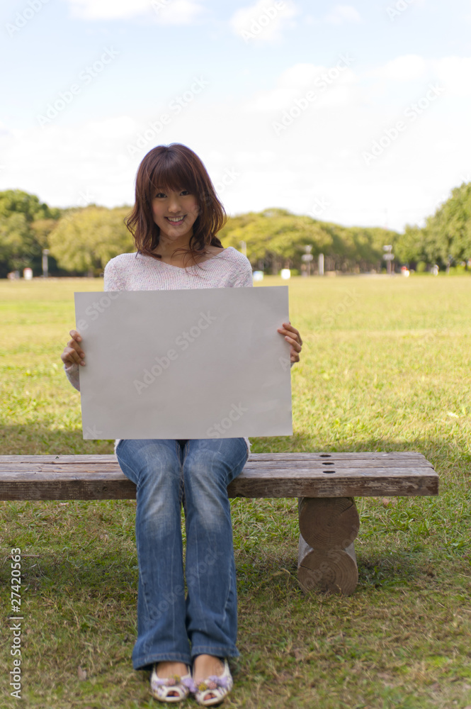 一幅年轻女子的画像上有一块空白的白板