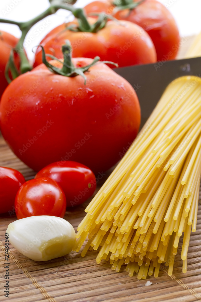 Composition of pasta, tomato and garlic