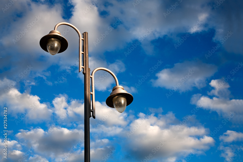 paisaje urbano con farola y cielo