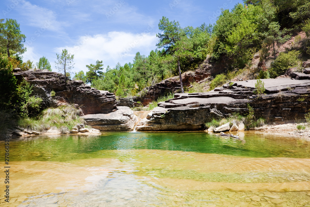 pequeña balsa de agua con paisaje de montaña