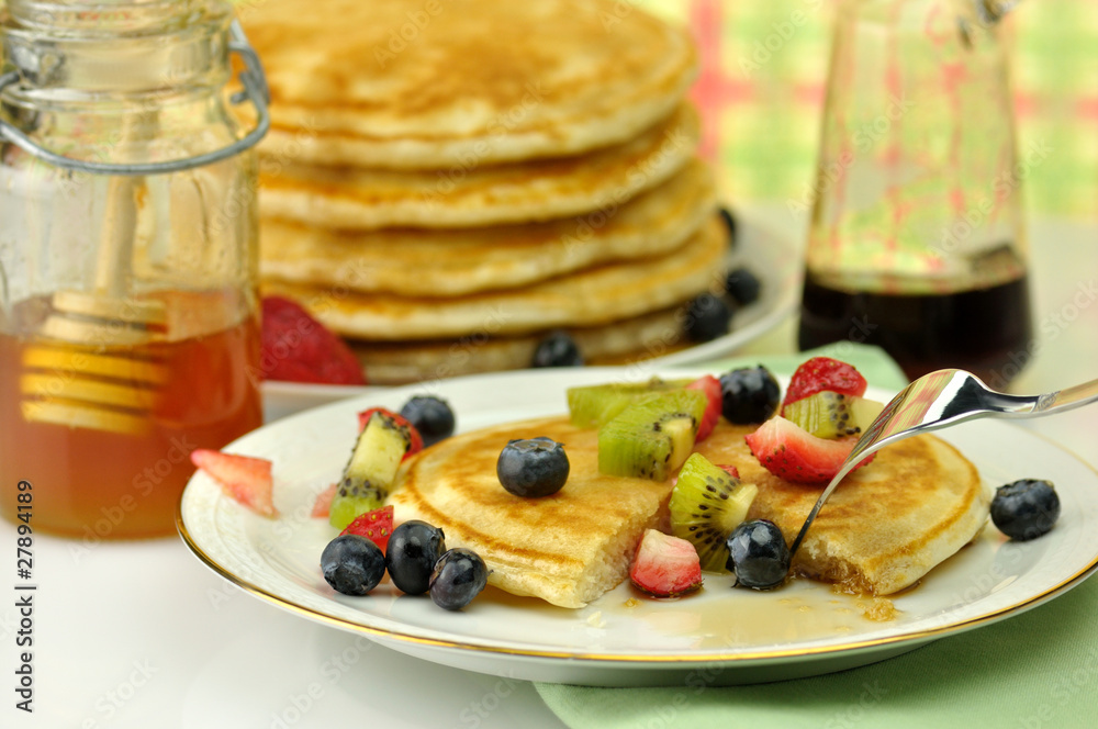 pancakes with maple syrup,honey and berries