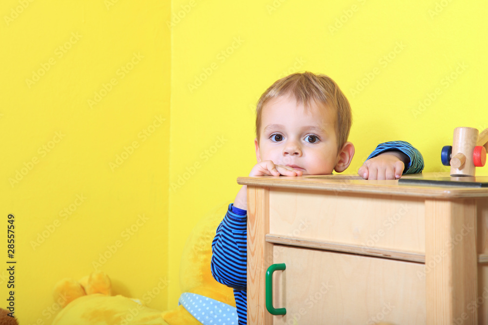 Kleinkind im Kinderzimmer