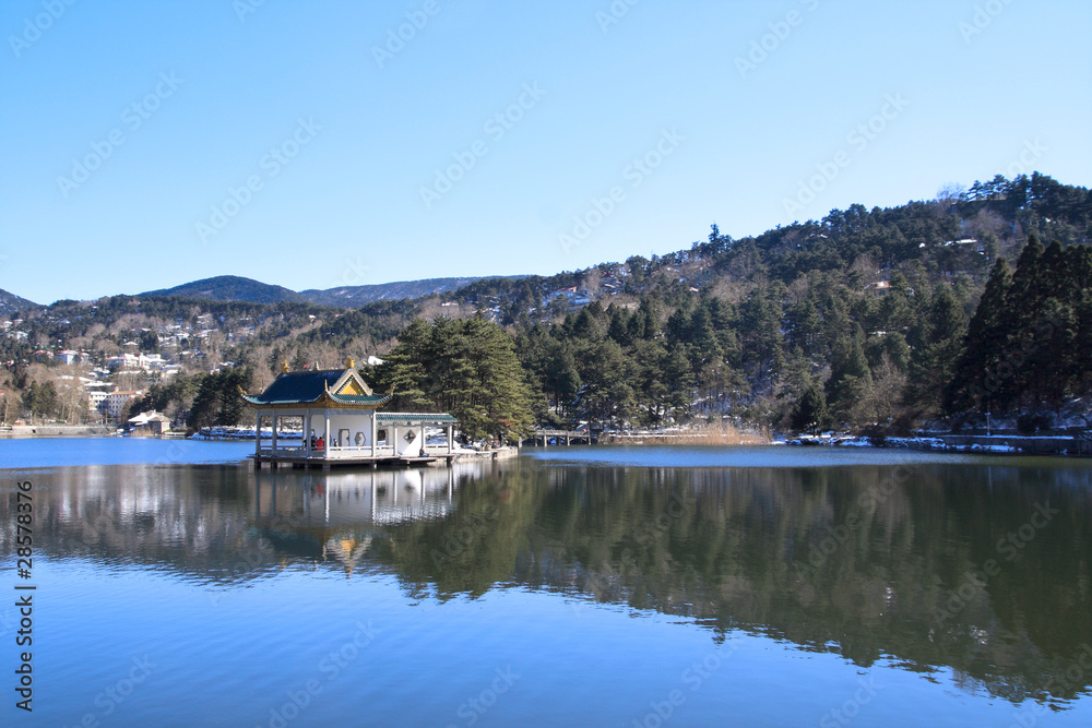 年轻夫妇在乡村徒步旅行