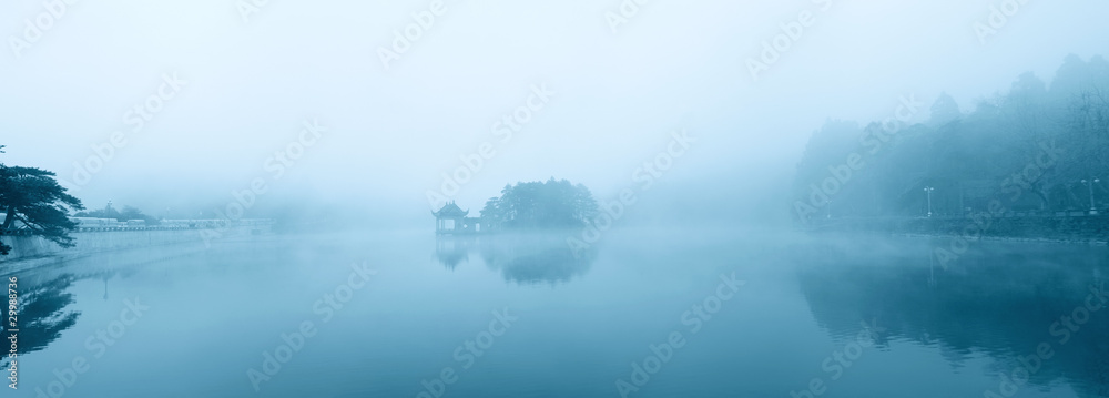 烟雨中的湖泊