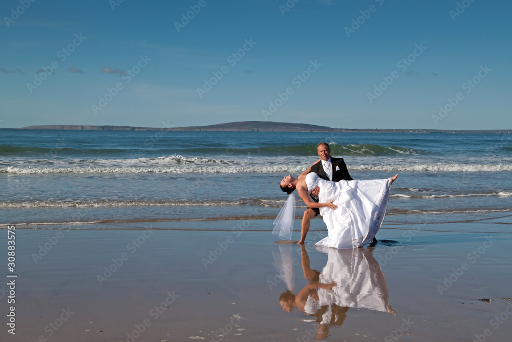 海滩上的新婚夫妇