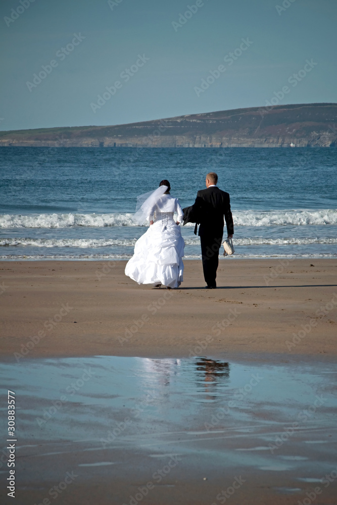 海滩上的新婚夫妇