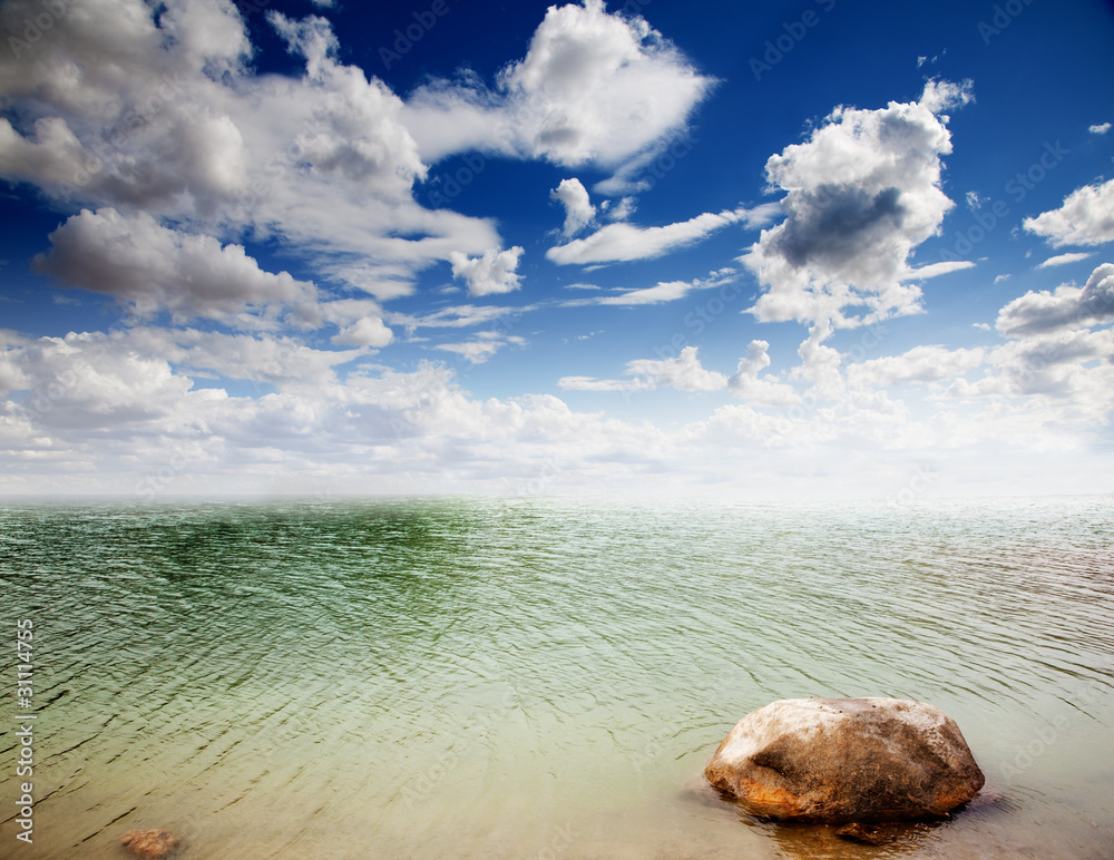 paisaje con agua y cielo