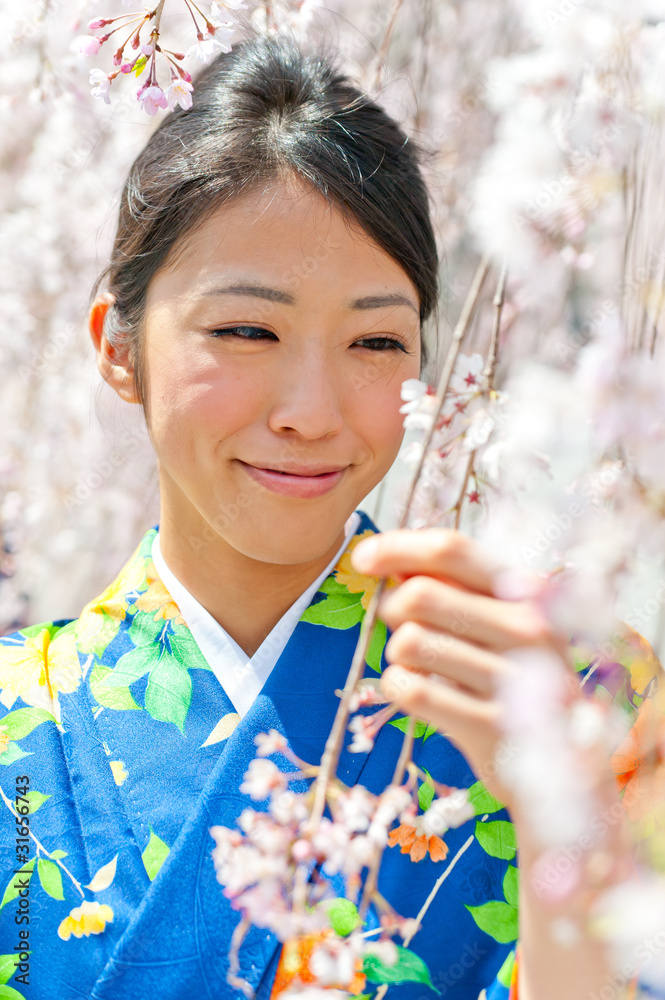 日本和服女人和樱花