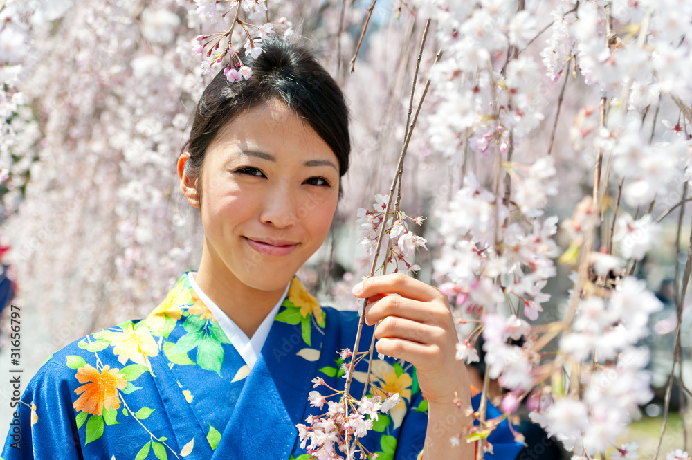 日本和服女人与樱花