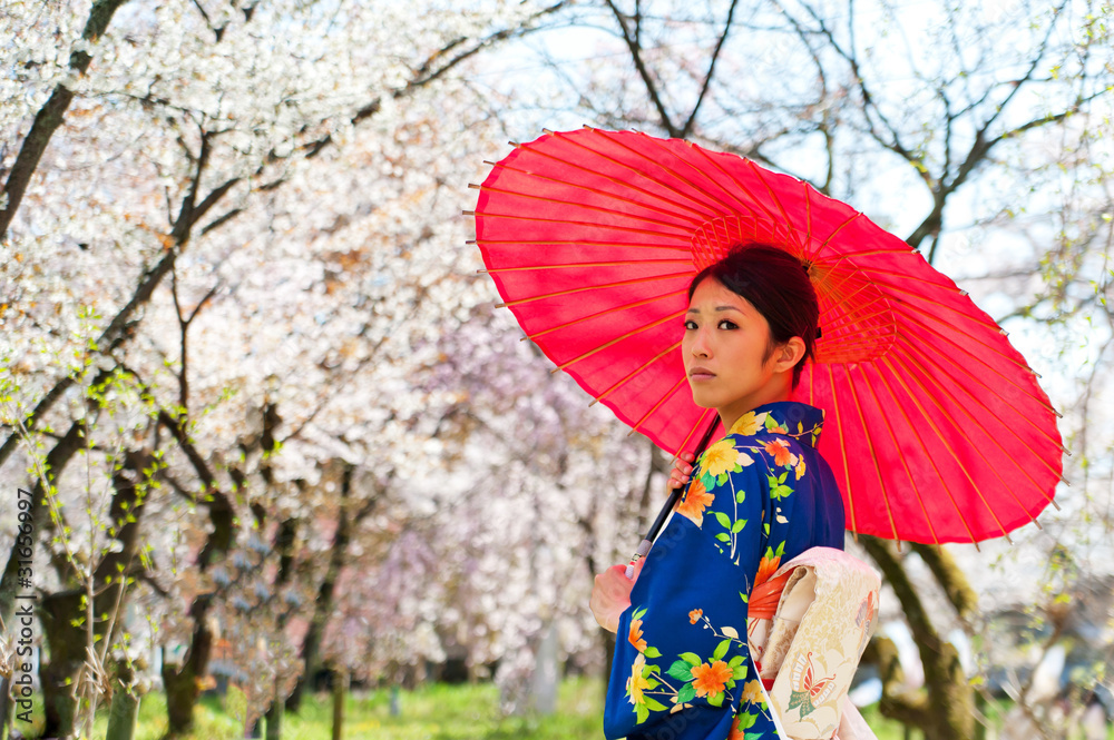 带红色传统雨伞的日本和服女人