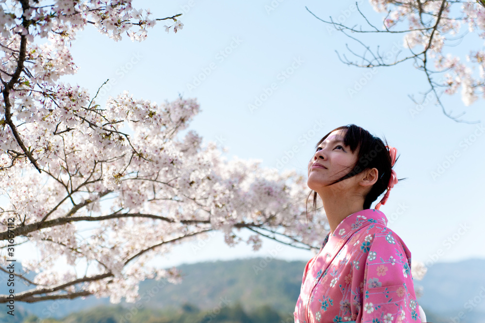 日本和服女人和樱花