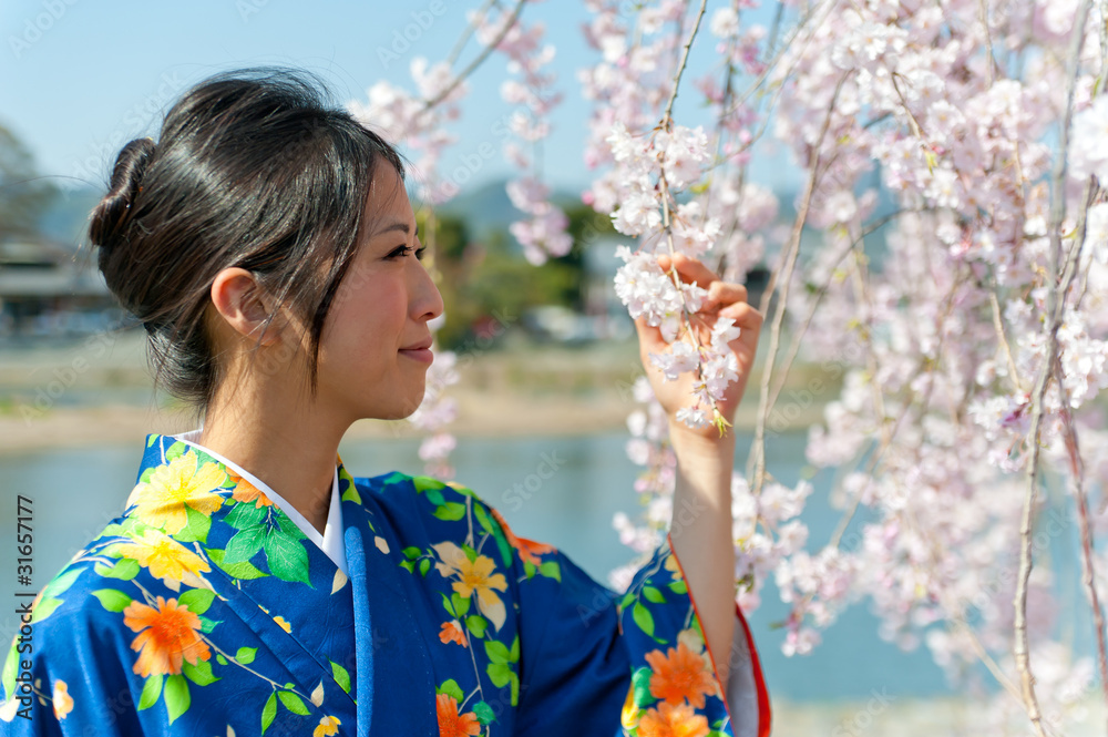 日本和服女人与樱花