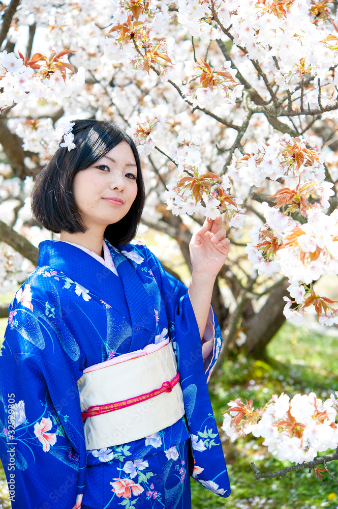 日本和服女人与樱花