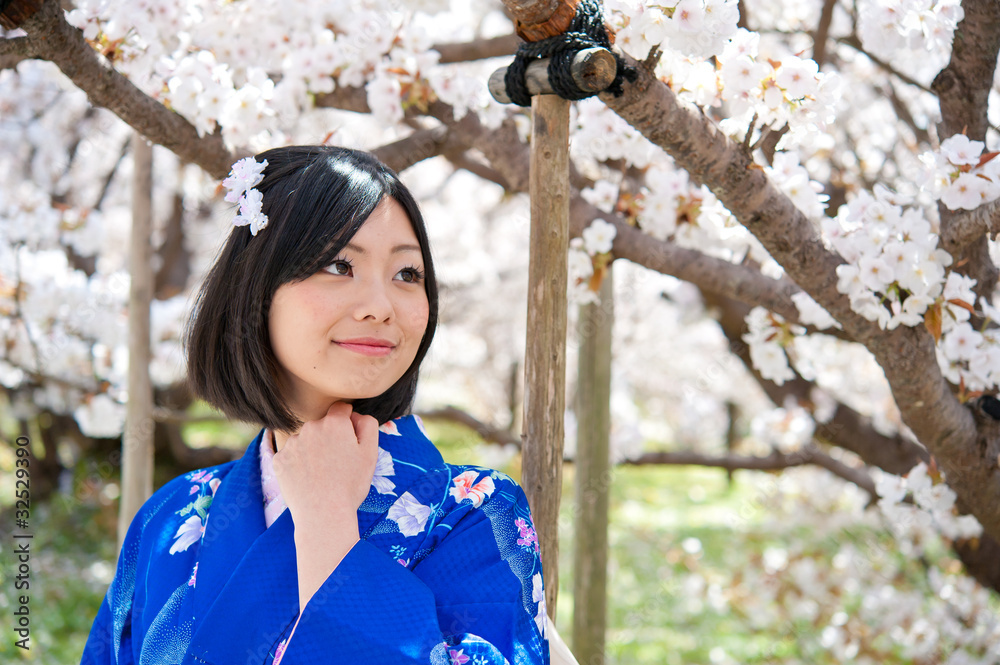 日本和服女人和樱花