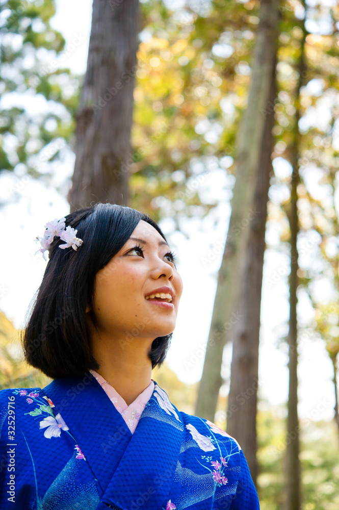 森林里的日本和服女人