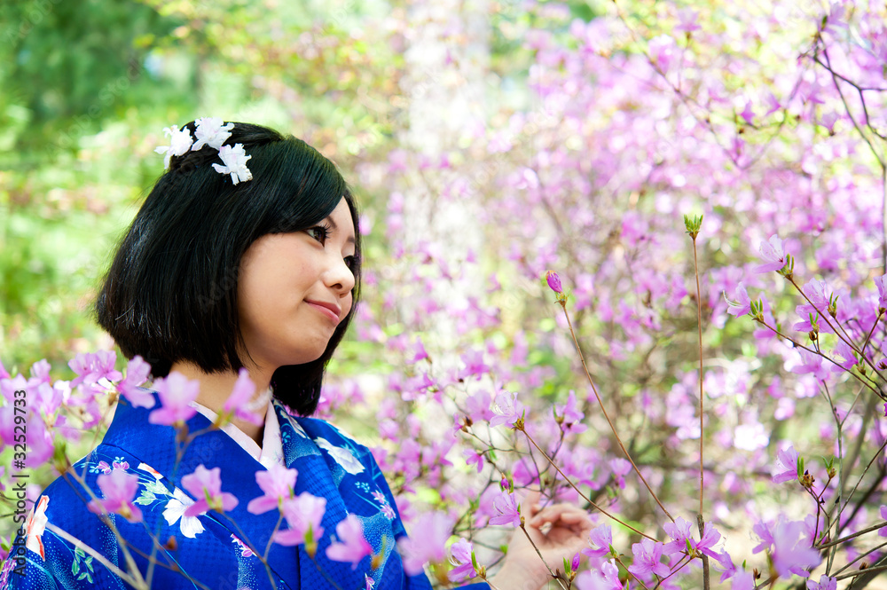 日本和服女人和樱花